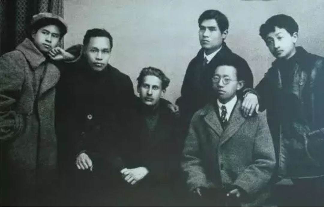 1923年4月🏡，羅亦農（左二）與任弼時（左一）在莫斯科.png